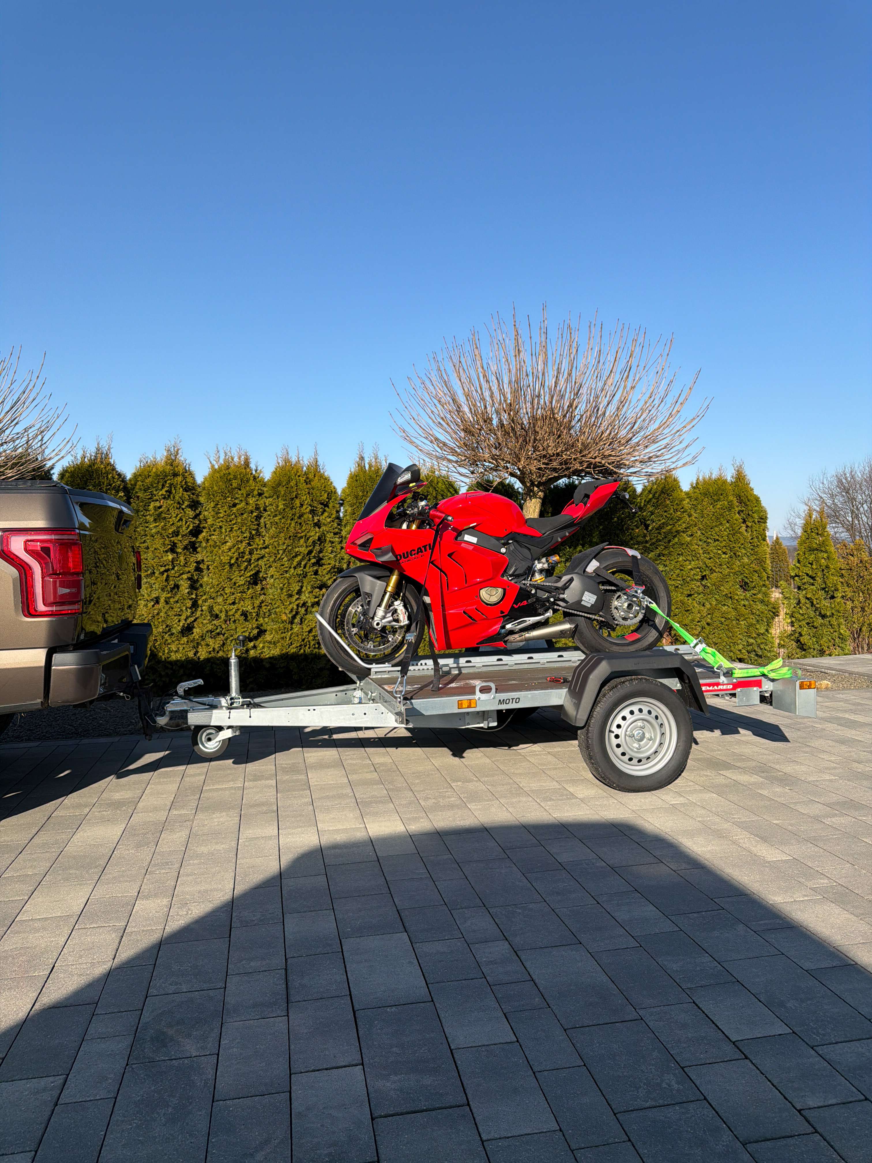Przyczepa do transportu motocykli